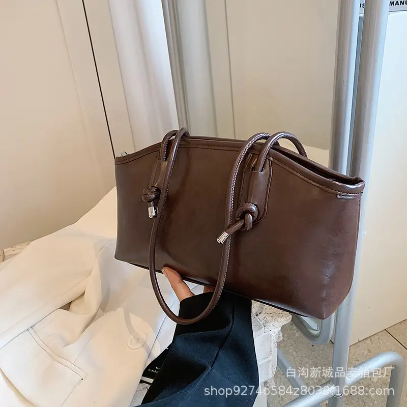 Elegant Black Retro Shoulder Bag for Women - Image 2