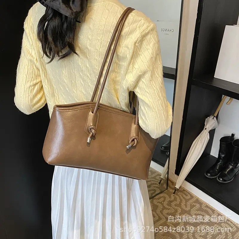 Elegant Black Retro Shoulder Bag for Women - Image 3