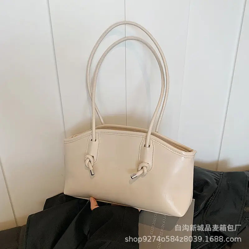 Elegant Black Retro Shoulder Bag for Women - Image 4
