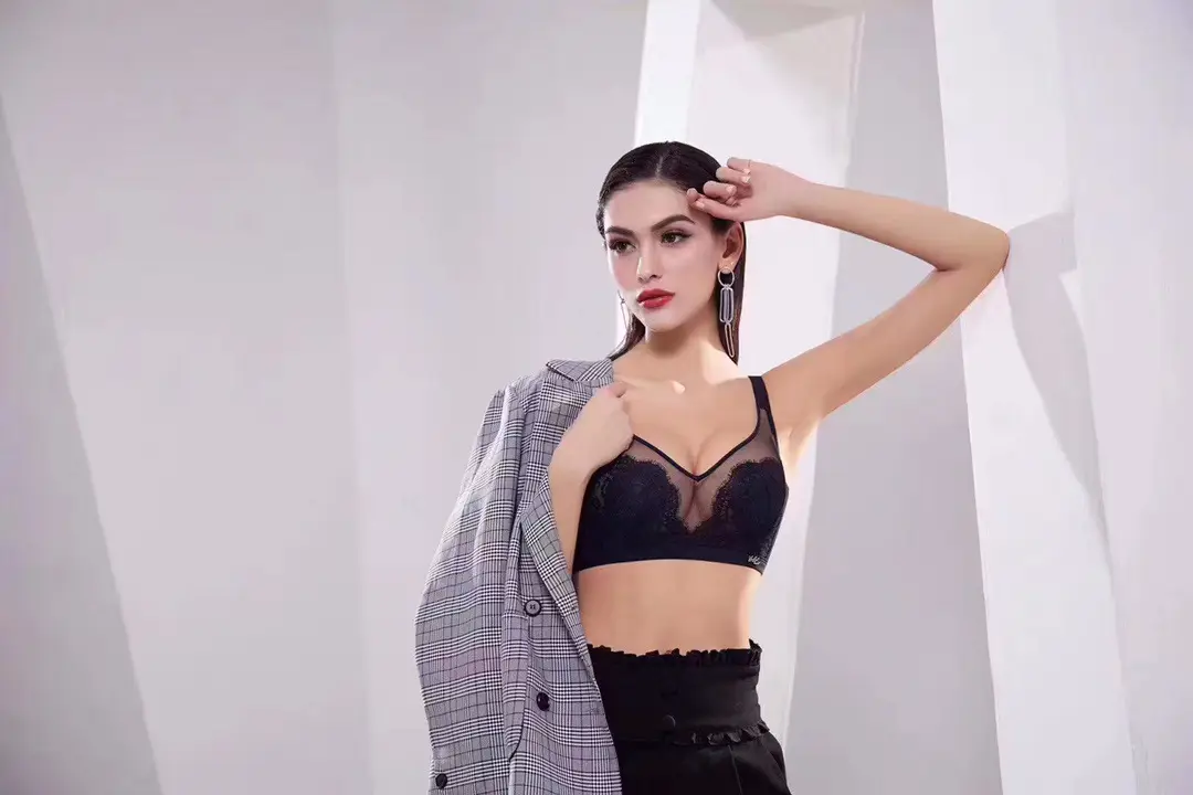 Wireless Lace Cup Bra for Large Busts — feature 2