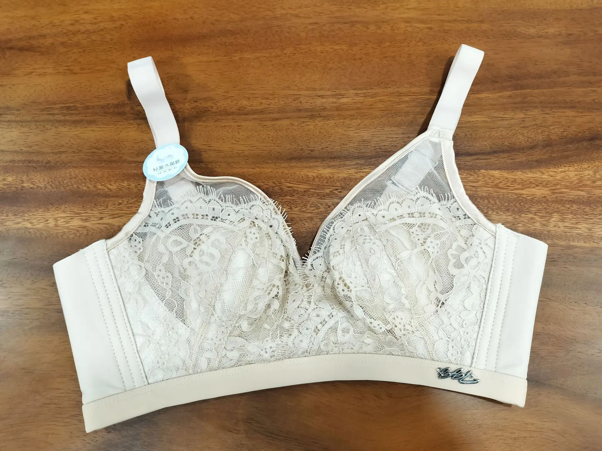 Wireless Lace Cup Bra for Large Busts — feature 31