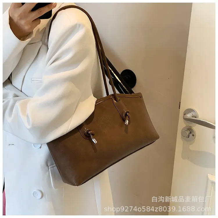 Retro Brown Leather Commuter Bag for Women 2026 — feature 13