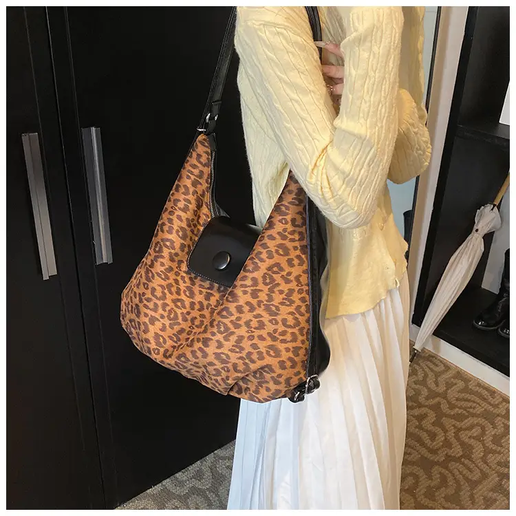 Leopard Print Large Capacity Women's Tote Bag — feature 10