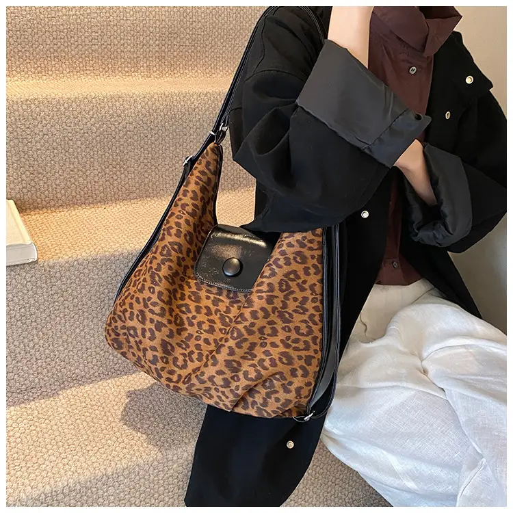 Leopard Print Large Capacity Women's Tote Bag — feature 16