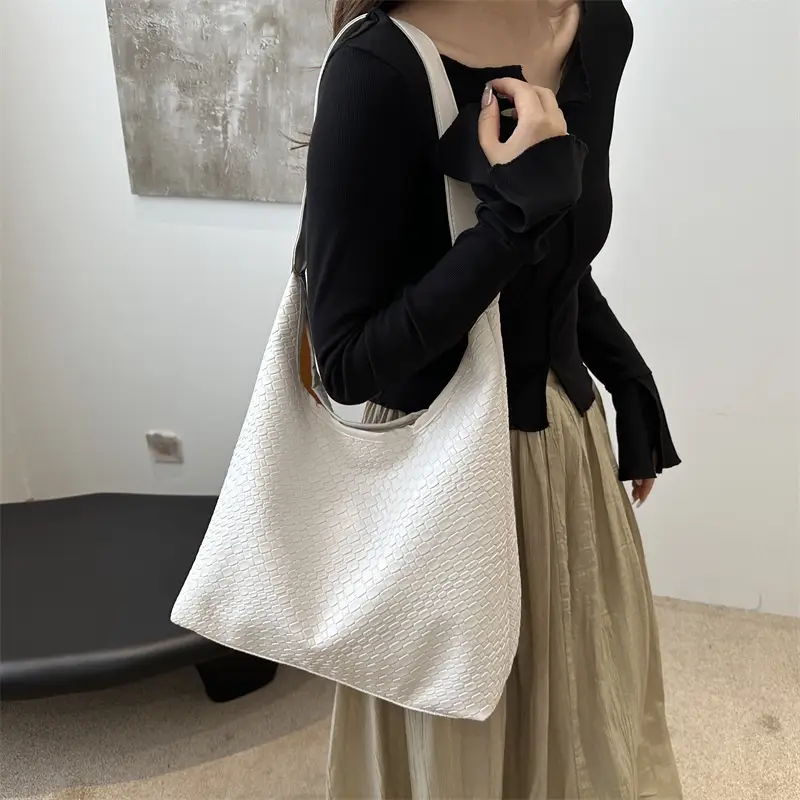 Black High-End Shoulder Bag for Women Large Capacity - Image 5