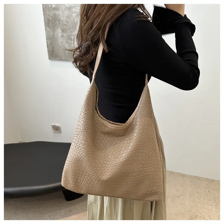 Black High-End Shoulder Bag for Women Large Capacity — feature 10