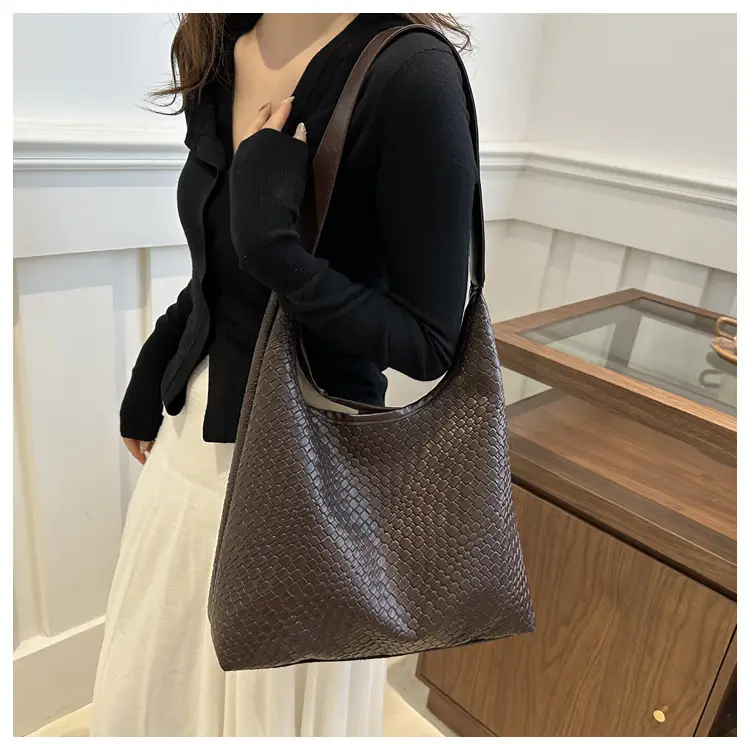 Black High-End Shoulder Bag for Women Large Capacity — feature 13