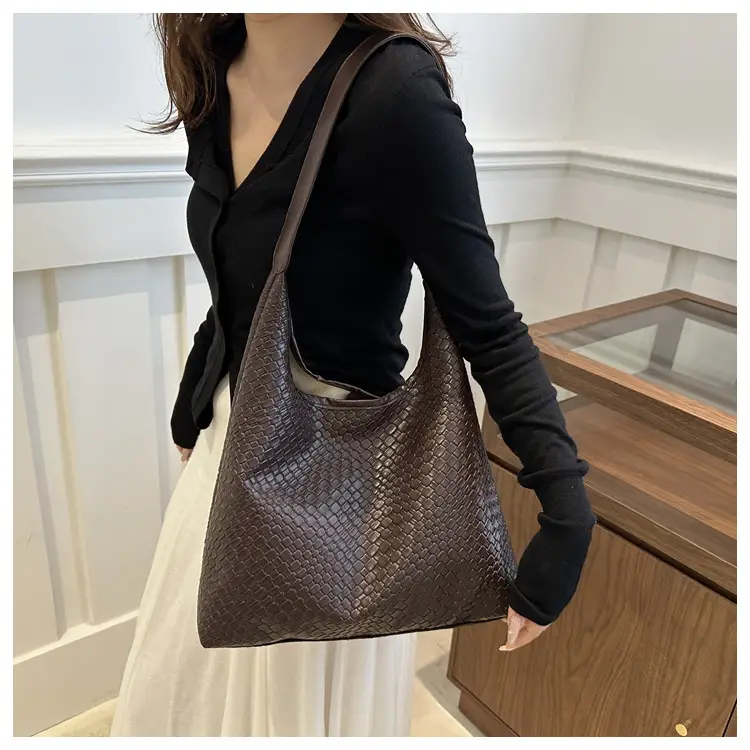 Black High-End Shoulder Bag for Women Large Capacity — feature 14