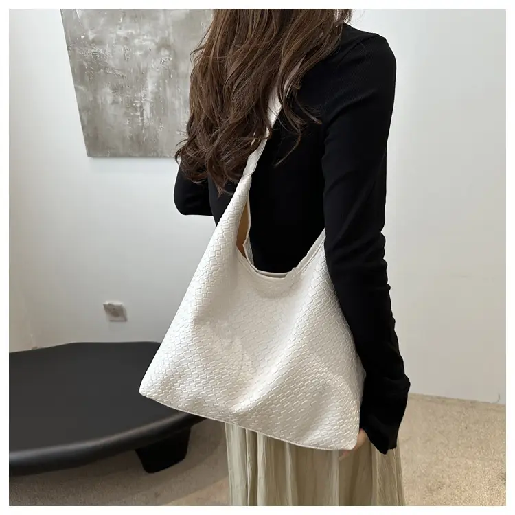 Black High-End Shoulder Bag for Women Large Capacity — feature 9