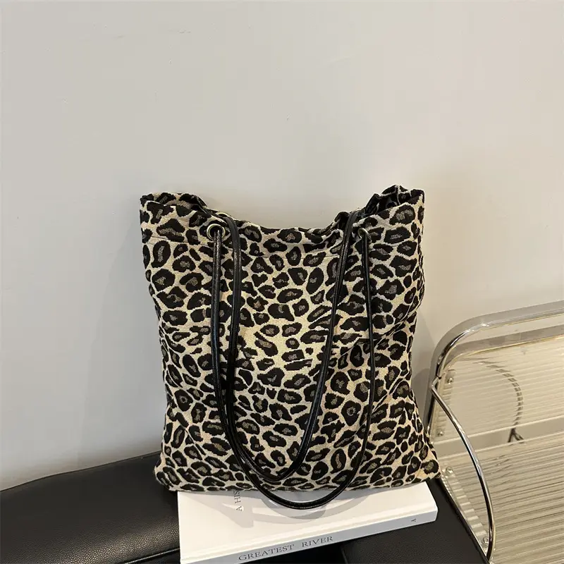Large Capacity Leopard Print Shoulder Bag for Women - Image 3