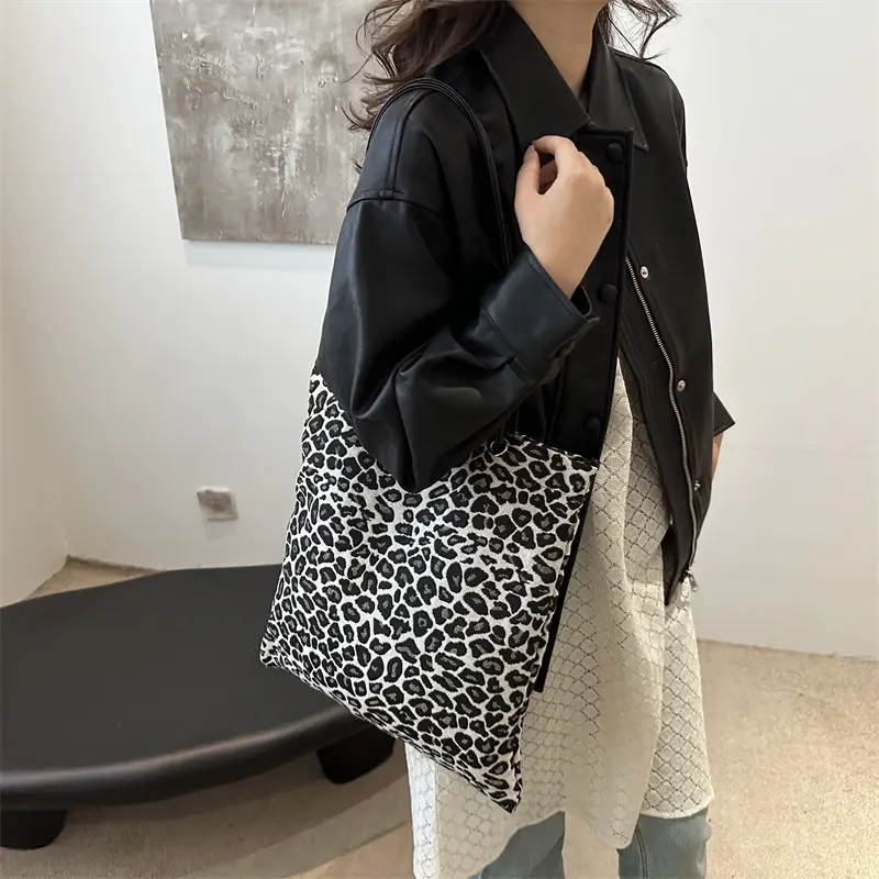 Large Capacity Leopard Print Shoulder Bag for Women - Image 4