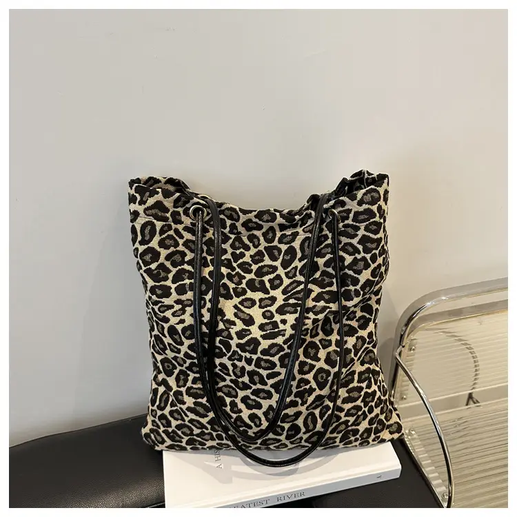 Large Capacity Leopard Print Shoulder Bag for Women - Image 2