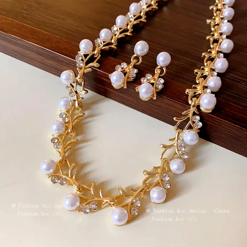 Gold Pearl Clavicle Necklace for Women