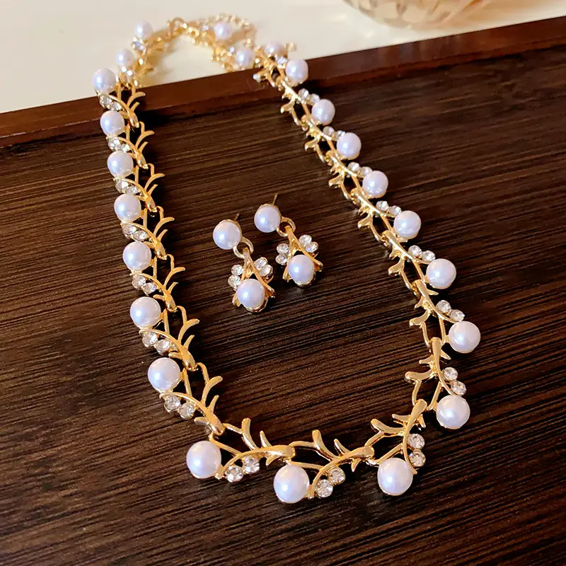 Gold Pearl Clavicle Necklace for Women — feature 9