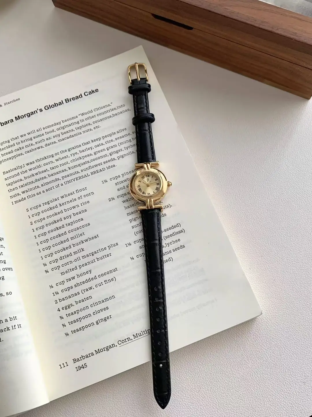 Niche Vintage Women's Watch Simple Casual Belt Exquisite Waterproof Student's Watch French Middle Small Dial Watch for Women — feature 9
