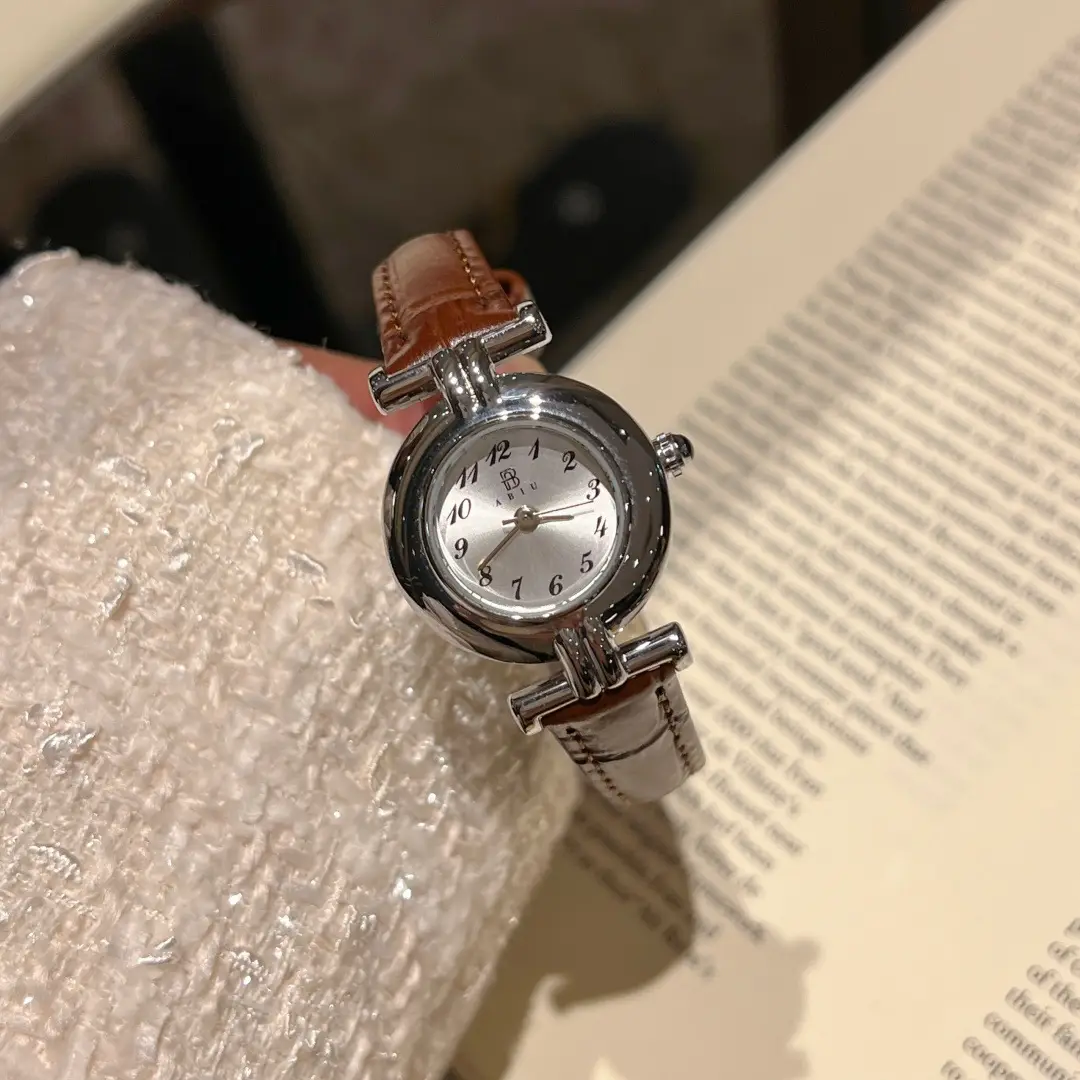 Niche Vintage Women's Watch Simple Casual Belt Exquisite Waterproof Student's Watch French Middle Small Dial Watch for Women