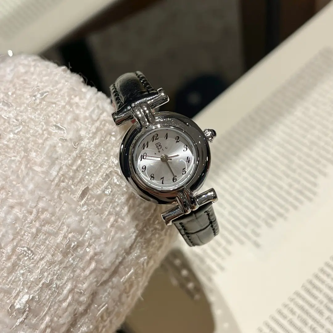Niche Vintage Women's Watch Simple Casual Belt Exquisite Waterproof Student's Watch French Middle Small Dial Watch for Women