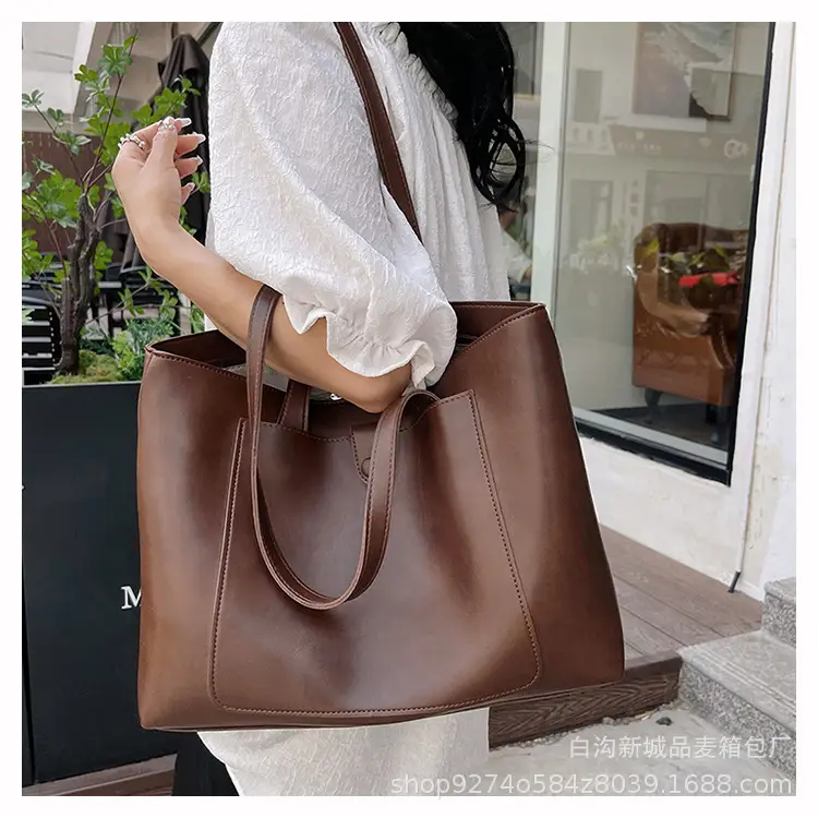Women's Beige Large Capacity Shoulder Bag 2026 — feature 17
