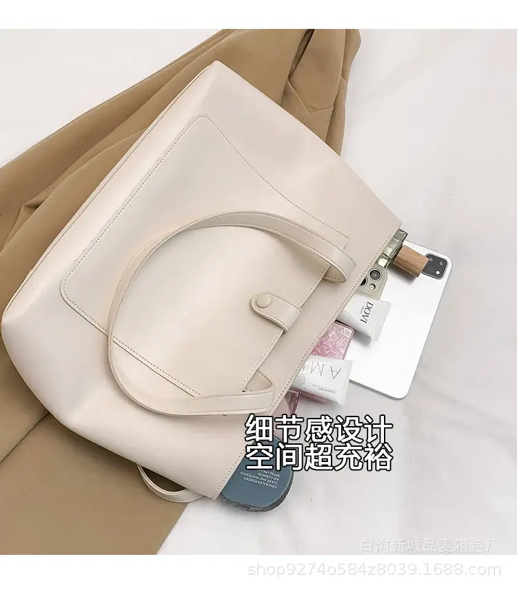 Women's Beige Large Capacity Shoulder Bag 2026 — feature 7