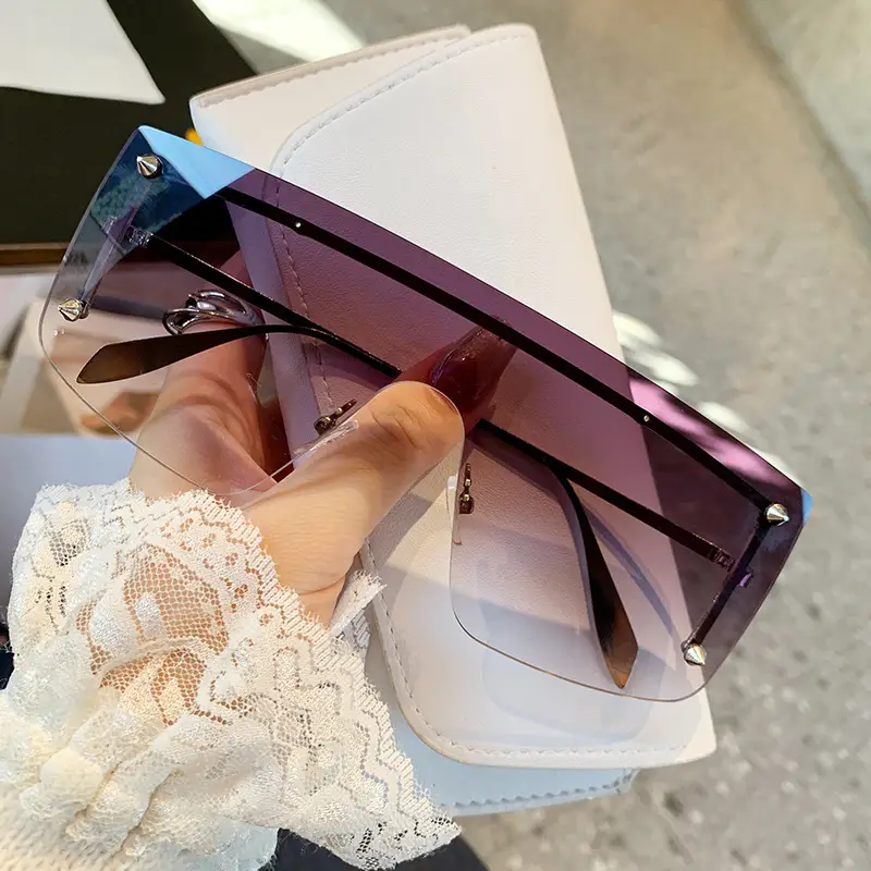 Oversized Black Lenses Women's European Sunglasses - Image 3