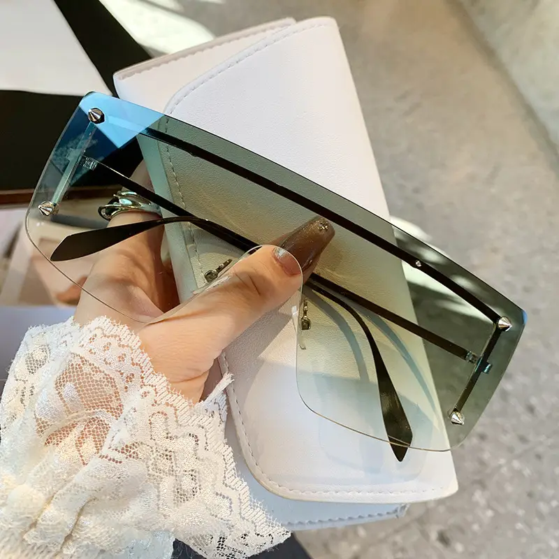 Oversized Black Lenses Women's European Sunglasses - Image 4
