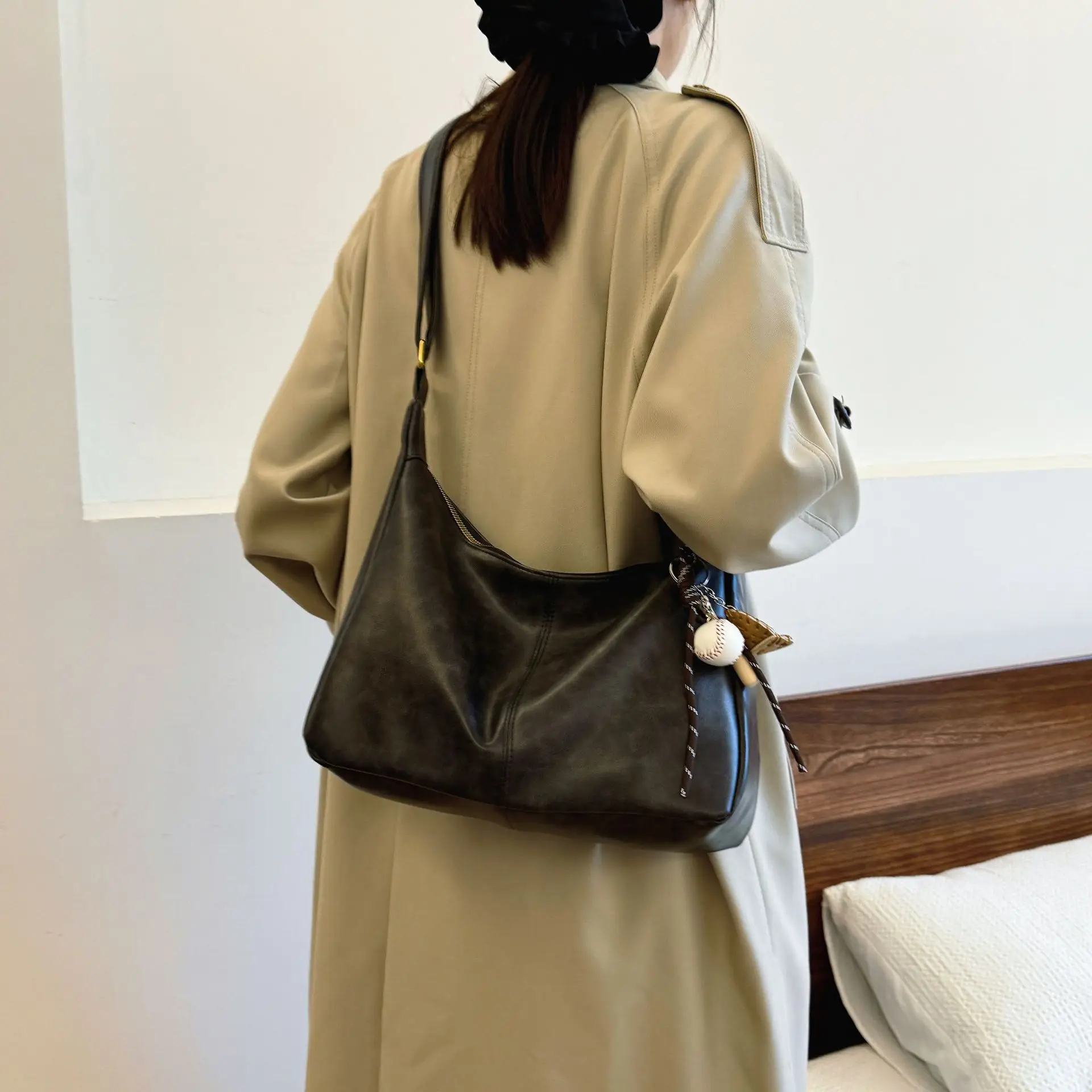 Large Capacity Brown Leather Shoulder Bag for Women - Image 6