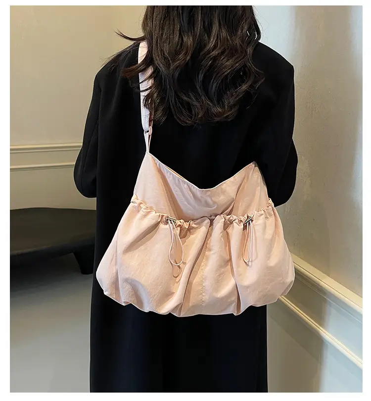 Women's Large Capacity Zip Pleated Shoulder Bag Black — feature 1