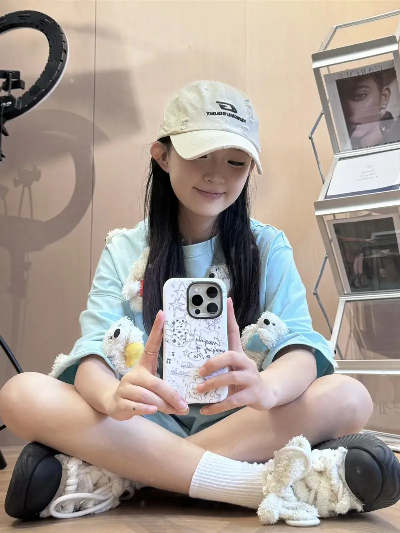 White Baseball Cap with Korean G Logo for Women — feature 15