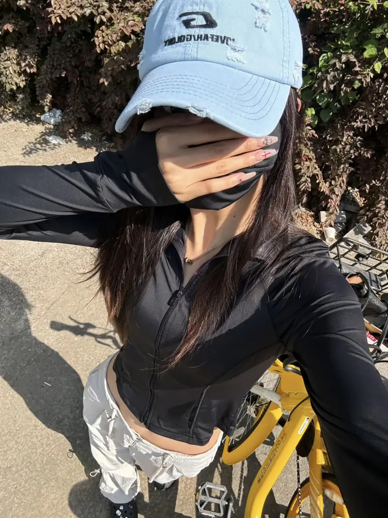 White Baseball Cap with Korean G Logo for Women — feature 7