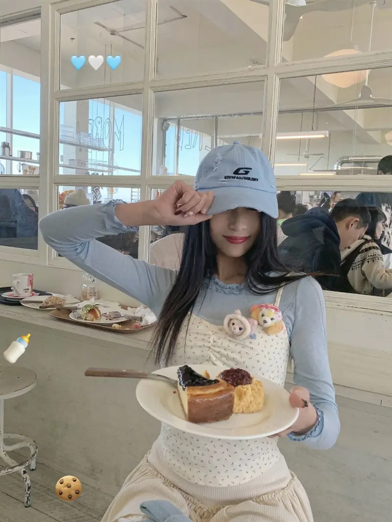 White Baseball Cap with Korean G Logo for Women — feature 8