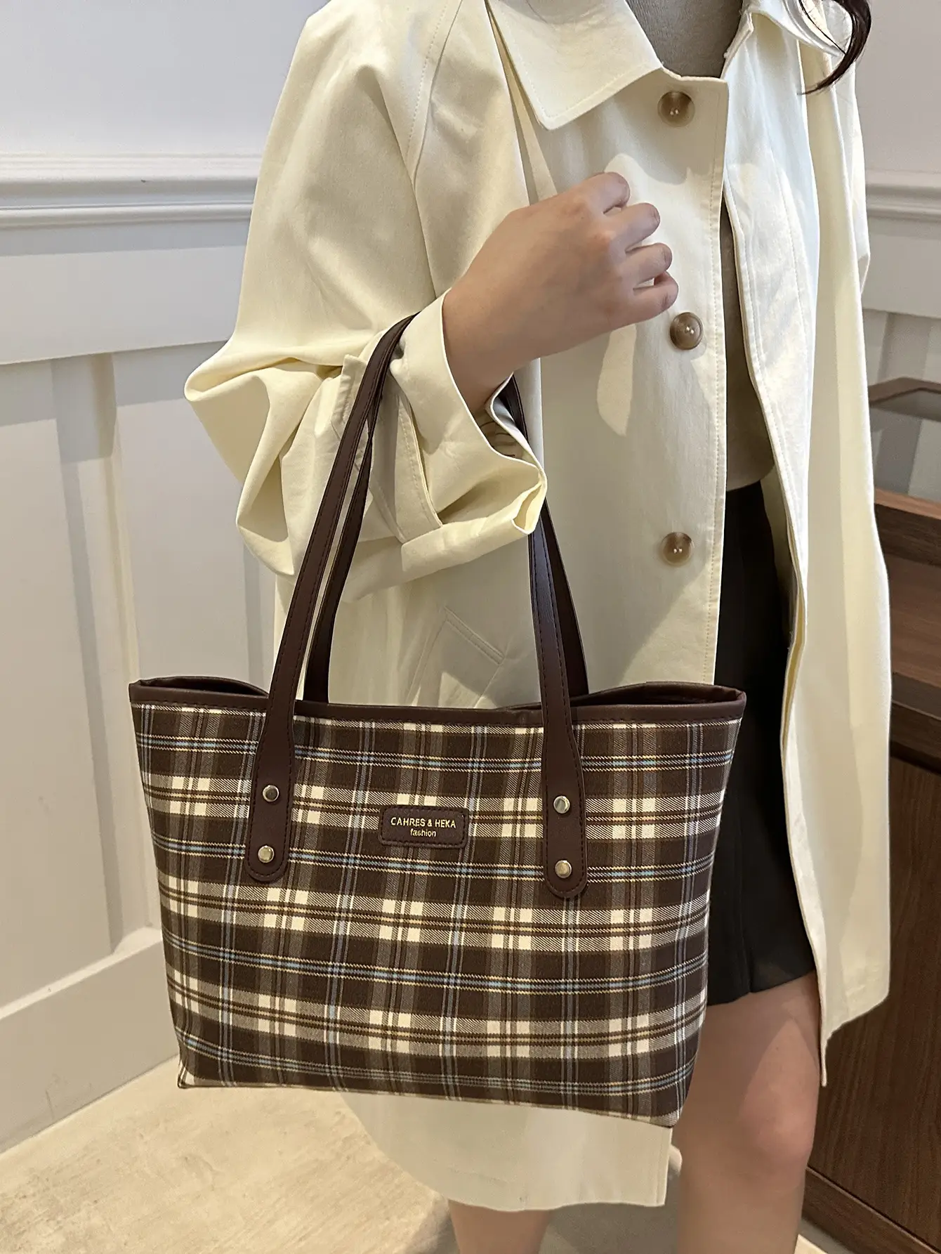 Vintage Plaid Shoulder Bag for Commuters 2024 - Image 4