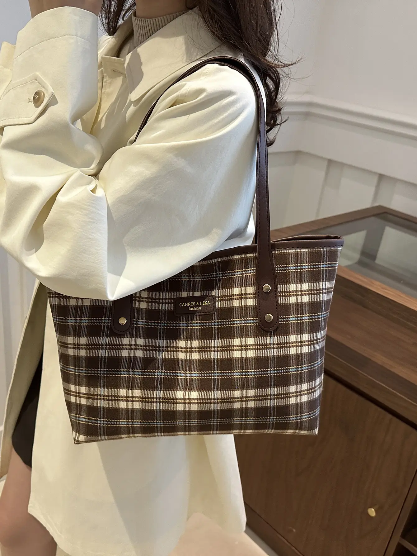 Vintage Plaid Shoulder Bag for Commuters 2024 - Image 5