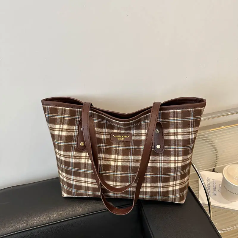 Vintage Plaid Shoulder Bag for Commuters 2024 - Image 2