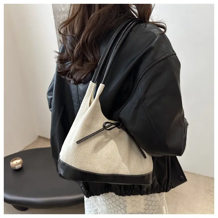 South Korea Ins Large Capacity Commuter Bag 2024 — feature 12