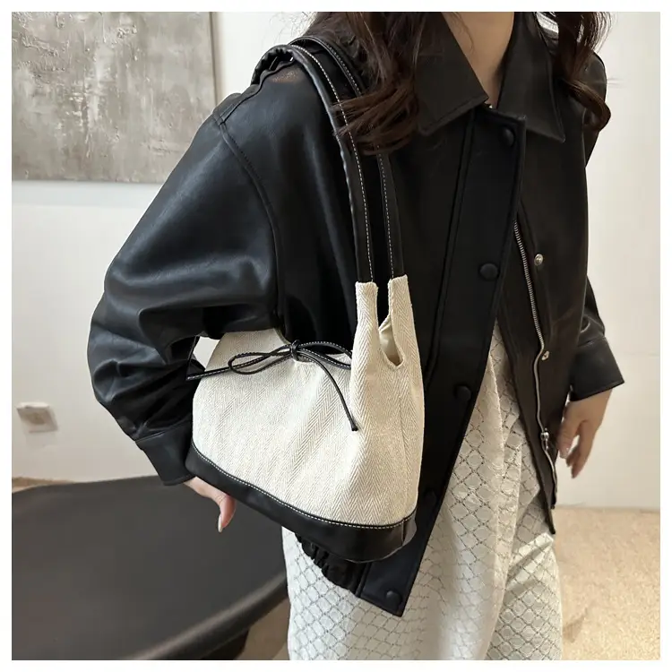 South Korea Ins Large Capacity Commuter Bag 2024 — feature 14