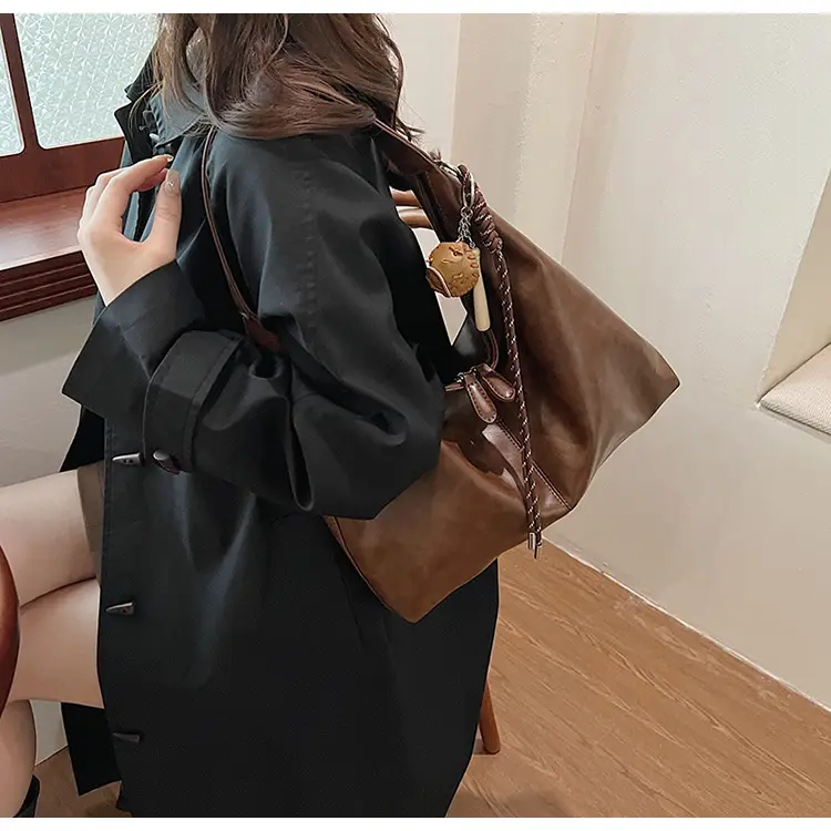 Women's Large Capacity Grey Leather Tote Bag — feature 16