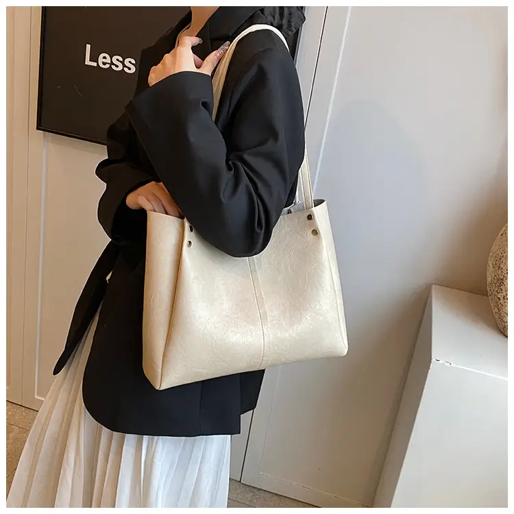 Brown Leather Retro Commuter Tote Bag 2024 — feature 11