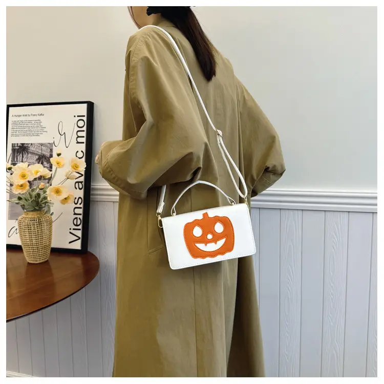 Women's Halloween Pumpkin Smiley Shoulder Bag 2024 — feature 18