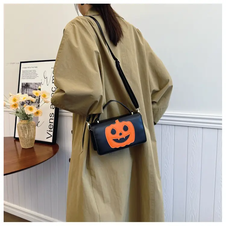 Women's Halloween Pumpkin Smiley Shoulder Bag 2024 — feature 21