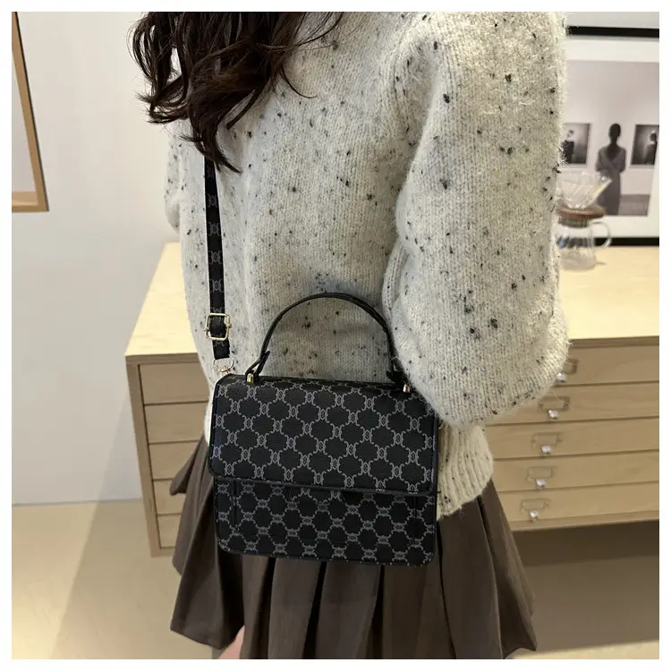 2024 New Retro Textured Crossbody Bag Women — feature 2