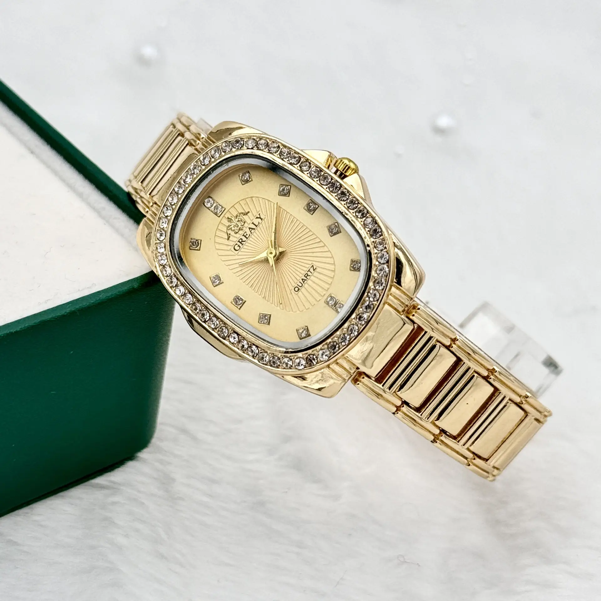 Grealy Women's Quartz Watch with Diamond Bracelet — feature 6