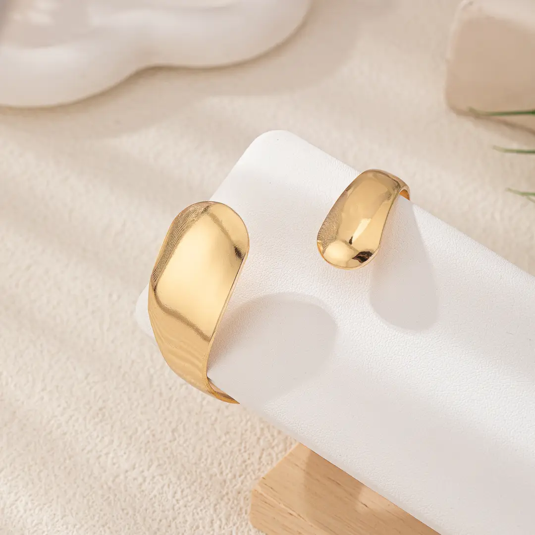 Europe and the United States cross-border supply fashion cut-off curved smooth bracelet gold opening adjustable staggered bracelet arm ring women