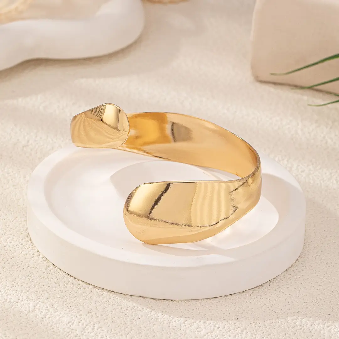 Europe and the United States cross-border supply fashion cut-off curved smooth bracelet gold opening adjustable staggered bracelet arm ring women