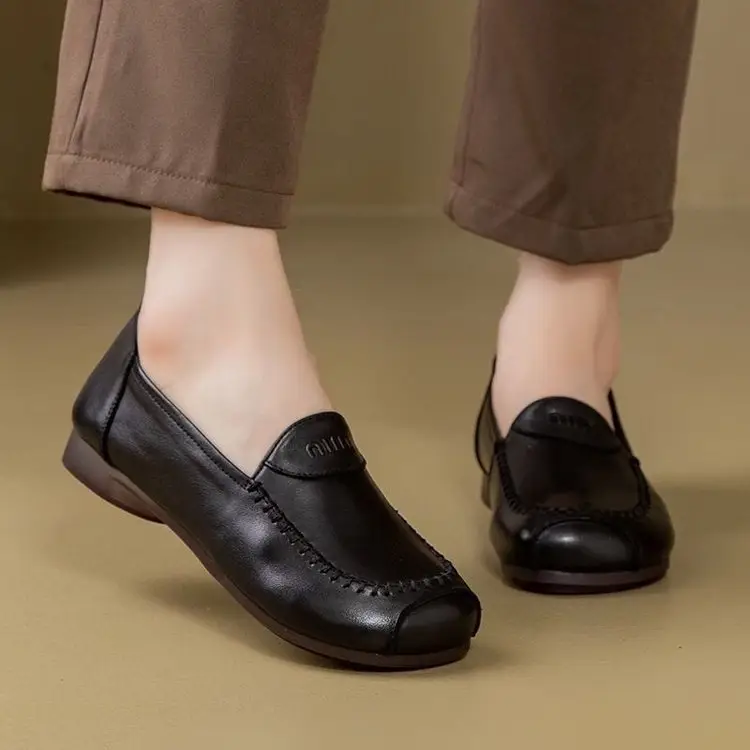 Mother's Shoes Soft Sole Slip-on Shoes Women's Autumn Comfortable Soft Beef Sole Flat Women's Shoes All-match Middle-aged Shoes — feature 1