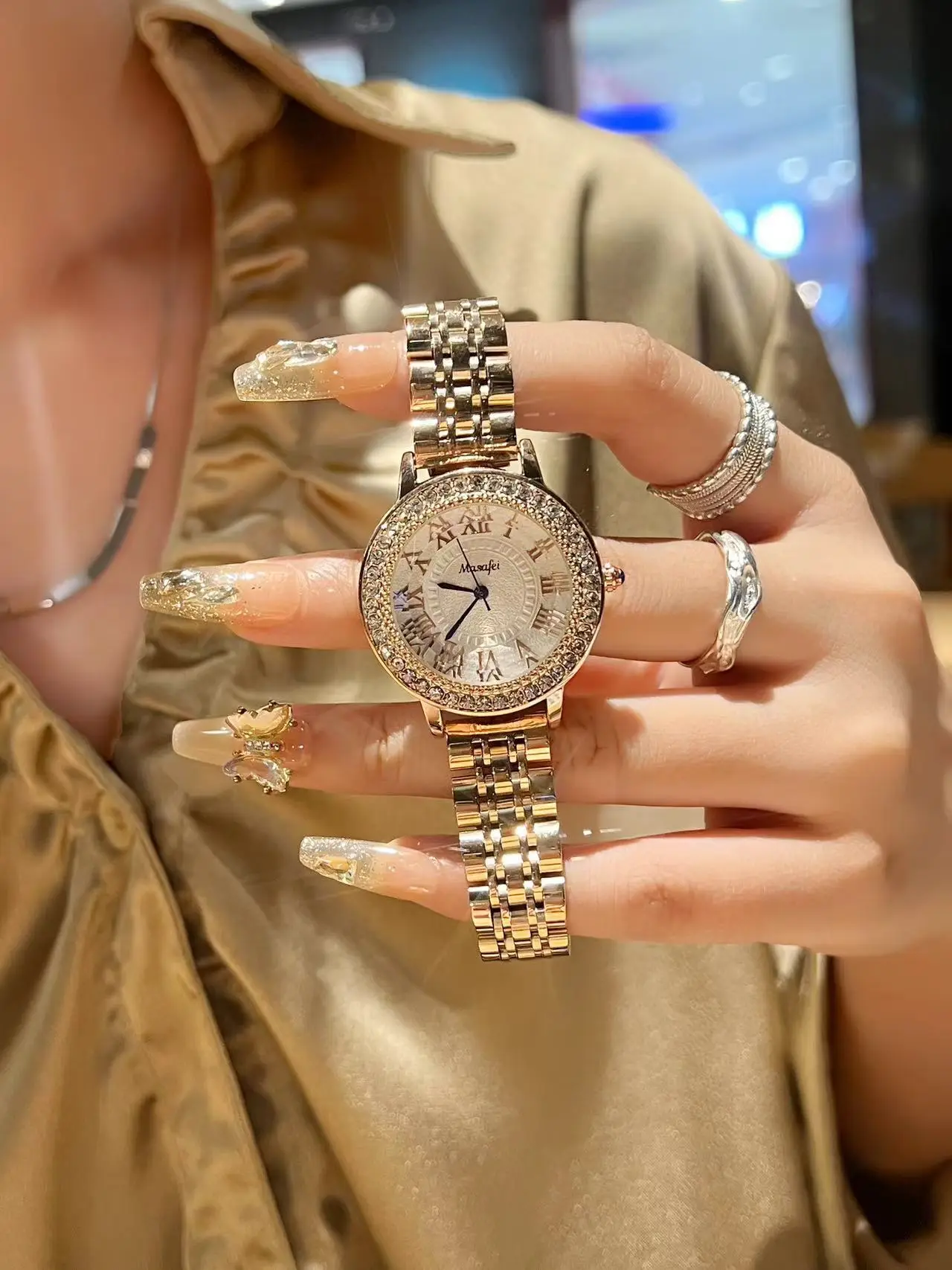Luxury Women's Roman Dial Watch with Diamond Strap — feature 8