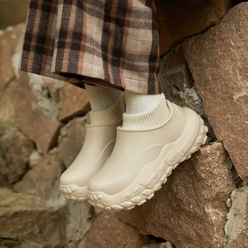 New Autumn and Winter Cotton Shoes for Home Use, Thick-Soled Cotton Slippers for Outer Wear, Non-Slip, Waterproof, Dirt-Resistant, Warm and Root-Wrapped Cotton Shoes