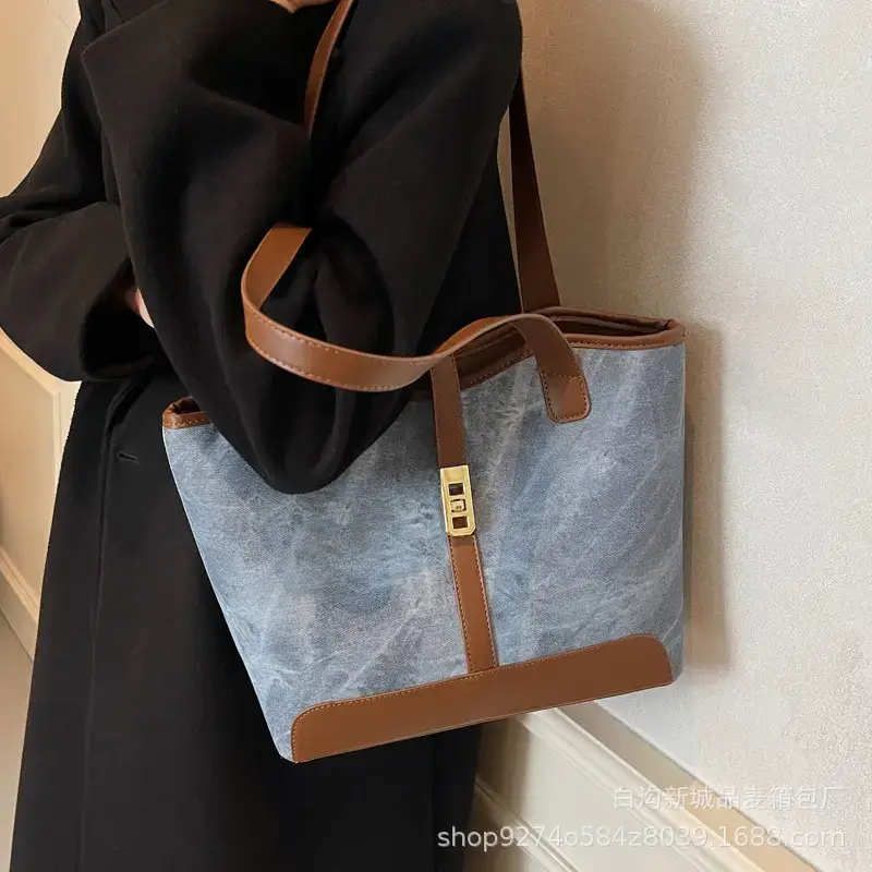 Vintage Textured Large Capacity Shoulder Bag 2026 Winter
