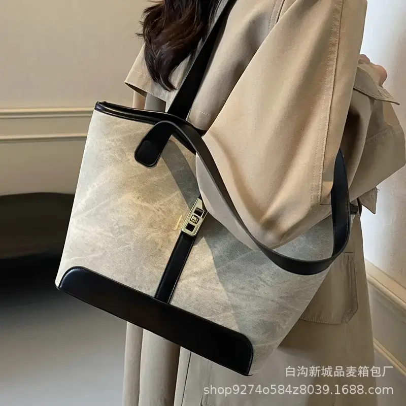 Vintage Textured Large Capacity Shoulder Bag 2026 Winter