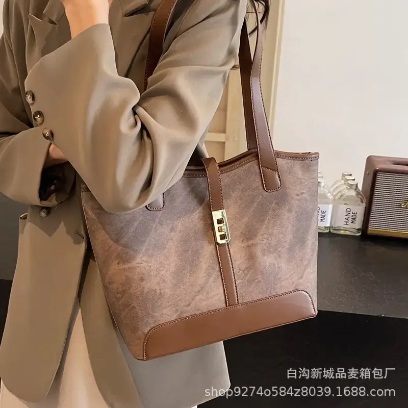 Vintage Textured Large Capacity Shoulder Bag 2026 Winter