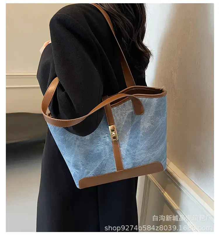 Vintage Textured Large Capacity Shoulder Bag 2026 Winter — feature 1